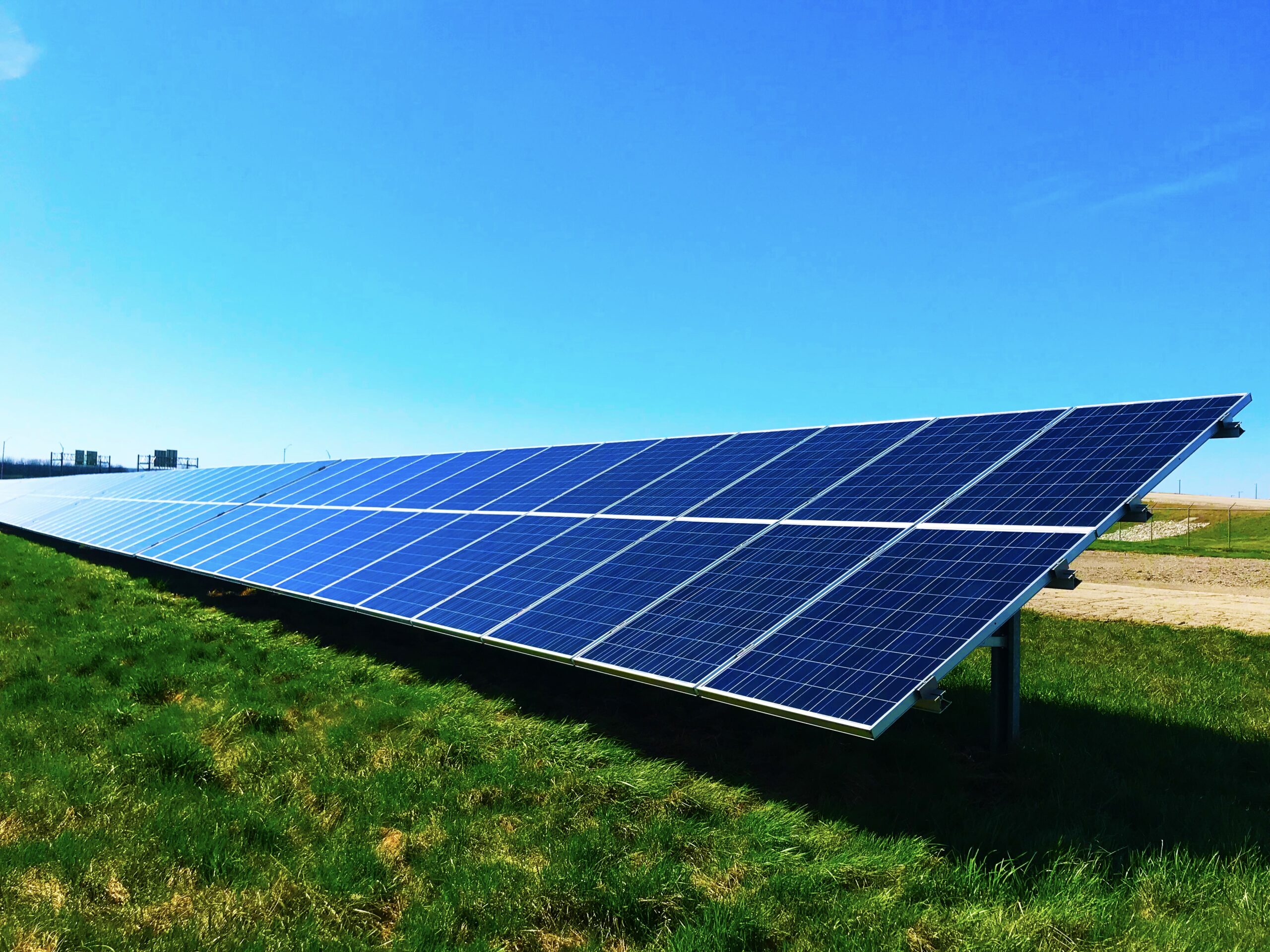 Diferencia entre instalación solar 12V y 24V: ¿Cuál elegir? Diferencia entre instalación solar 12V y 24V: ¿Cuál elegir?